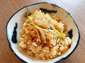 Hình của món Cơm Chiên Dưa Cải Chua và Heo Quay Chay.