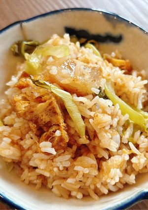 Hình của món Cơm Chiên Dưa Cải Chua và Heo Quay Chay.