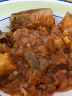 Una foto de Alcachofas en salsa de tomate