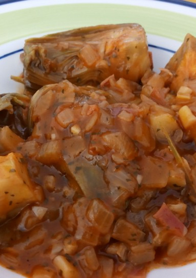 Una foto de Alcachofas en salsa de tomate