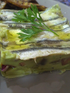 Una foto de Timbal de boquerón y aguacate
