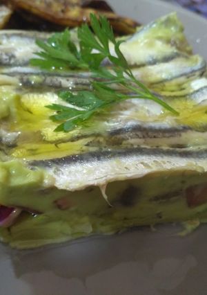 Una foto de Timbal de boquerón y aguacate