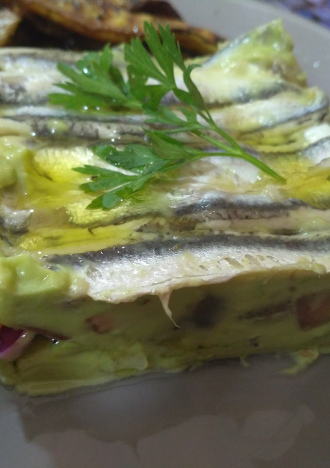 Una foto de Timbal de boquerón y aguacate