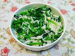吻仔魚炒菠菜