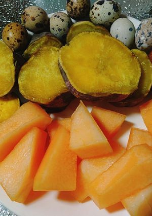 Hình của món EATCLEAN: KHOAI LANG, TRỨNG CÚT HẤP+ DƯA VÀNG🌱.