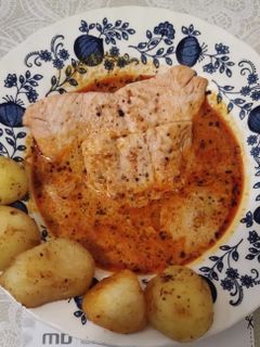 Una foto de Salmón con leche, curry rojo y patatas bravas