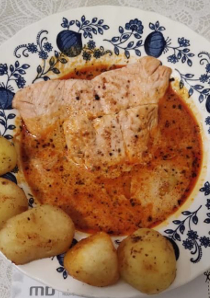 Una foto de Salmón con leche, curry rojo y patatas bravas