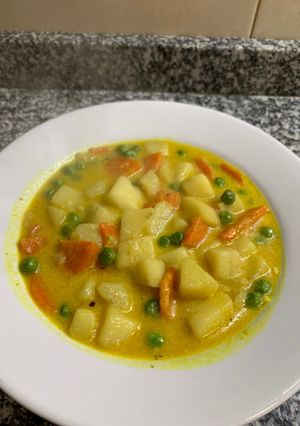 Una foto de Curry de papas y arvejas