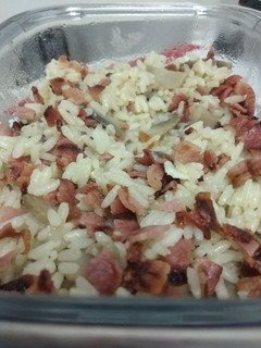 Una foto de 🍚 Arroz con champiñones y crujiente de bacon