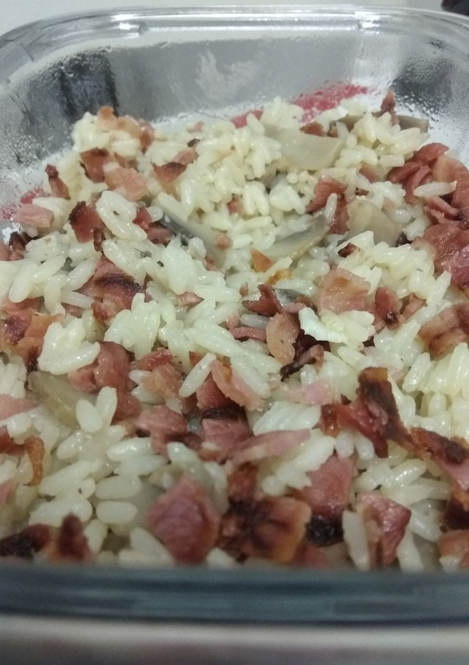 Una foto de 🍚 Arroz con champiñones y crujiente de bacon
