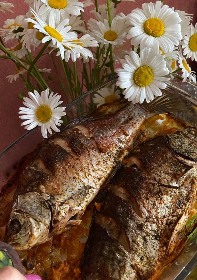 Запечений карась на подушці з цибулі та моркви