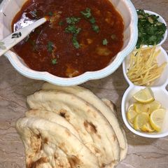 A picture of Nihari with tandoori roti.