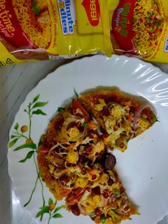 চটপটা ম্যাগি পিজ্জা (Chatpata maggi pizza recipe in Bengali) রেসিপির প্রধান ছবি