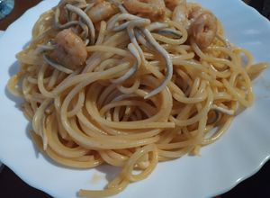 Una foto de Espaguetis con gambas y gulas