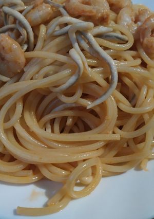 Una foto de Espaguetis con gambas y gulas