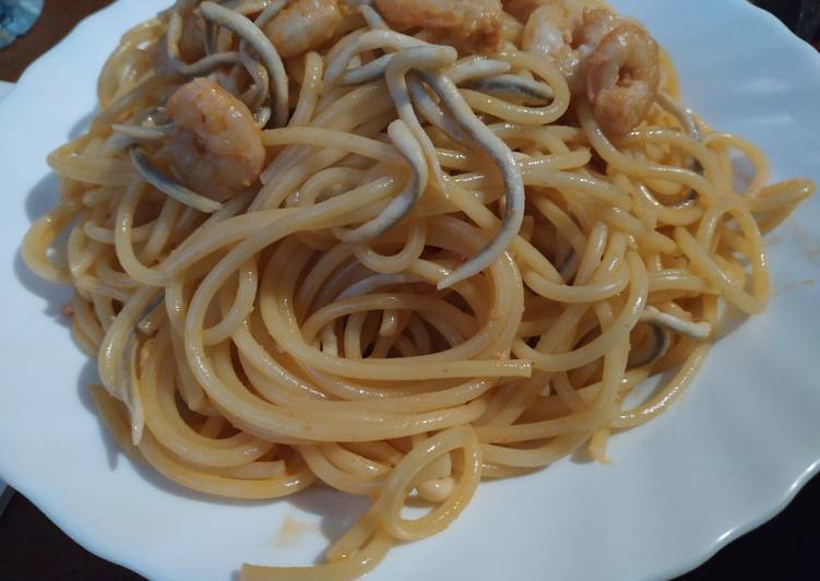 Espaguetis con gambas y gulas Receta de Pif - Cookpad