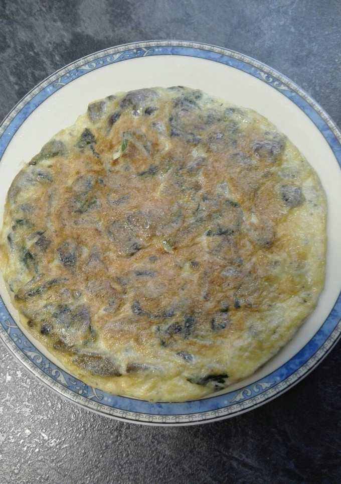 Una foto de Tortilla de champiñones y espinacas