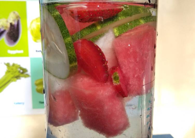 Cara Gampang Menyiapkan Infused Water Semangka Strawberry Timun Jahe Anti Gagal