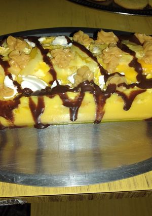 Una foto de Postre con flan, plantillas y duraznos en almíbar