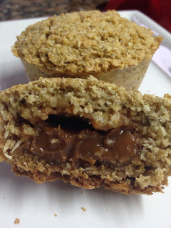 Una foto de Muffins de coco, avena y dulce de leche