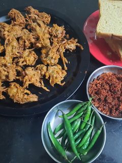 खेकडा भजी पाव (Khekda Bhajji Pav Recipe In Marathi) रेसिपी चे मुख्य फोटो