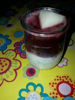 Una foto de Yogur de stracciatella con fruta