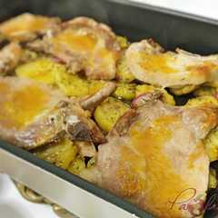 Una foto de Chuletas de cerdo al horno con glaseado de mermelada de melocotón y especias