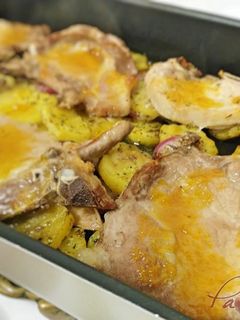 Una foto de Chuletas de cerdo al horno con glaseado de mermelada de melocotón y especias