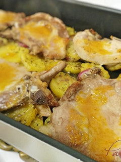 Una foto de Chuletas de cerdo al horno con glaseado de mermelada de melocotón y especias
