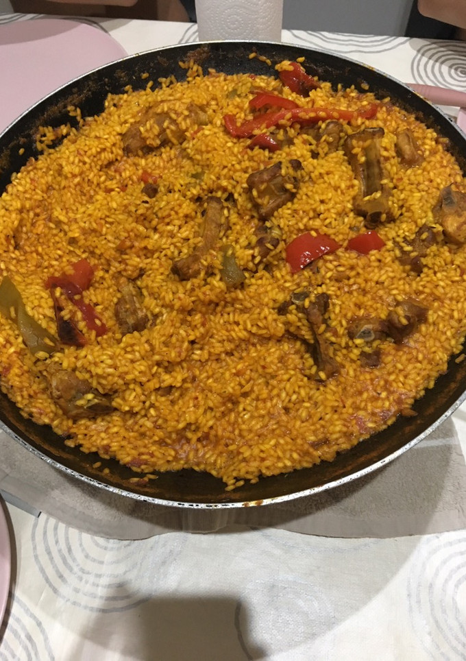 Una foto de Arroz y costillejas
