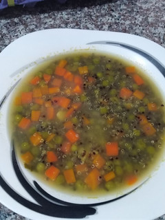 Una foto de Sopa de quinoa negra