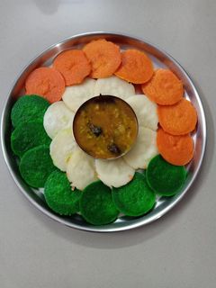 तिरंगी रवा इडली (Tranigi rava idli recipe in Hindi) रेसिपी मुख्य फोटो