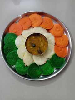 तिरंगी रवा इडली (Tranigi rava idli recipe in Hindi) रेसिपी मुख्य फोटो