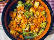 Una foto di insalata di verdure