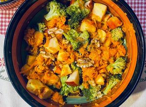 Foto di Insalata di carote, broccoli e mela con le noci