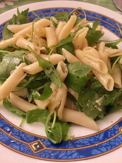 Una foto de Ensalada de pasta con rúcula y parmesano