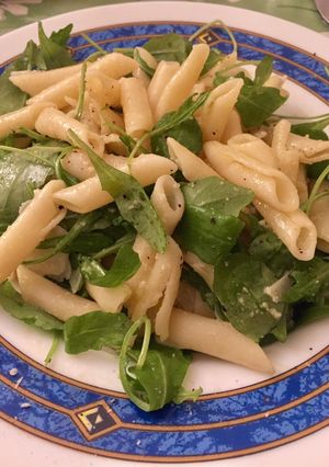 Foto principal de Ensalada de pasta con rúcula y parmesano