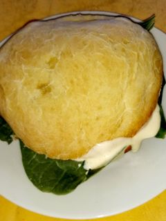 Una foto de Sándwich de Pollo, mayo y espinacas en pan amasado 🍔