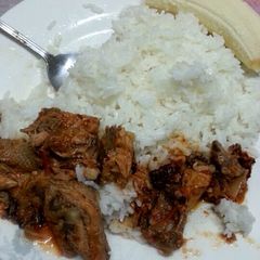 A picture of Wali served with chicken.