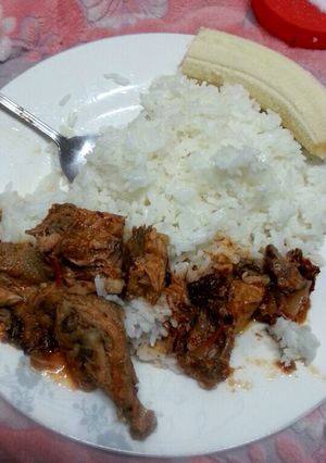 A picture of Wali served with chicken.