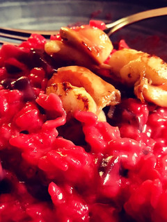 Una foto de Zamburiñas sobre lecho de risotto de remolacha