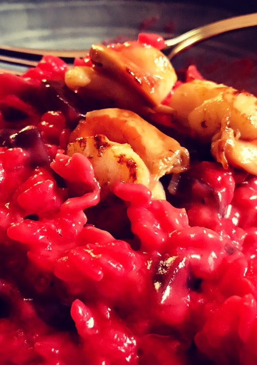 Una foto de Zamburiñas sobre lecho de risotto de remolacha
