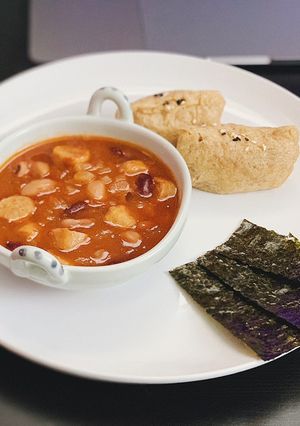 Hình của món Súp đậu cay kiểu tây và inarizushi Nhật liệu có thân với nhau ^^.