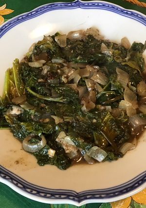 Une photo de Chou Kale sauté au jus de cerf, ail et oignon