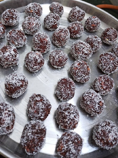 બીટ રુટ Beetroot balls in Gujarati ) રેસીપી મુખ્ય ફોટો