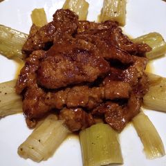 A picture of Pork Chop in Leeks.