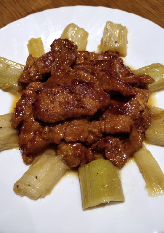 A picture of Pork Chop in Leeks.