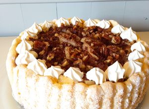 Une photo de Charlotte poire, caramel et noix de pécan