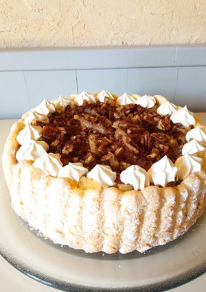 Une photo de Charlotte poire, caramel et noix de pécan