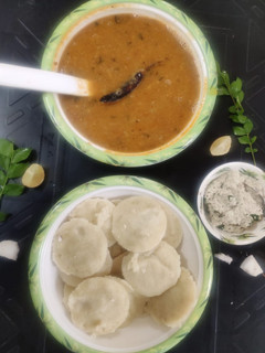 इडली सांबर (Idli sambar recipe in Hindi) रेसिपी मुख्य फोटो